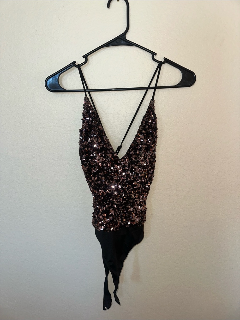ASTR the Label Sequin V Neck Bodysuit - size small